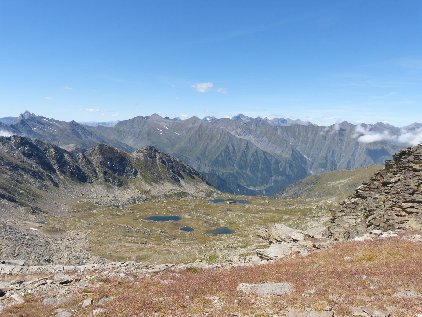 P1170288_-_Conca_dei_13_Laghi_dal_Passo_Roux_di_S